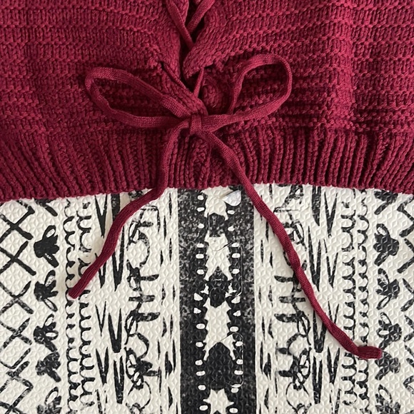 Cable Knit Crop Sweater with Lace Up Back Size Medium - Picture 7 of 11